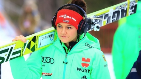 Carina Vogt sustains knee injury