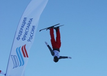 Лев Сивенков и Дарья Кудрявцева - победители первого этапа Кубка России по лыжной акробатике 