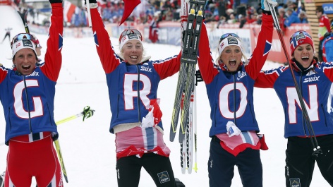 Норвежские лыжницы перепутали куртки с буквами своей страны
