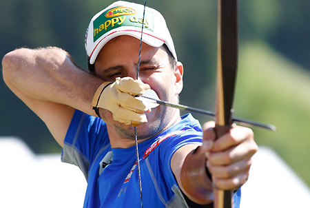 Австрийские горнолыжники на время стали лучниками