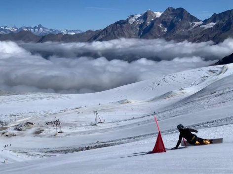 Сноубордисты тренируются в Швейцарии