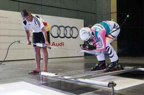 Немецкие горнолыжницы тренируются в аэродинамической трубе